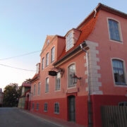 Joonistatud kivid vana raekoja seinal.