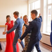 Margit Kagadze jaoks on tänavune aasta eriline – teiste seas lõpetab põhikooli ka pere esiklaps Lill. Pildil on mõlemad 100 päeva ballil tantsuhoos.