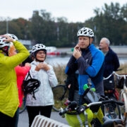 Alo Lõoke näitab, kuidas kiivrit õigesti pähe panna.