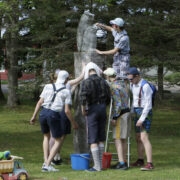 Traditsiooniliselt pesid Lauka 9. klassi õpilased puhtaks kooli sümboli, Ökuli.