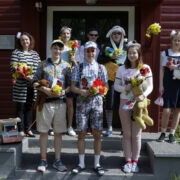 Klassijuhataja Aave Kark ja Lauka kooli seitse üheksandikku tutipäeval.