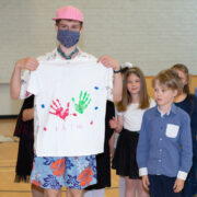 Käina kooli lõpetajad said oma kooli 1. klassi õpilastelt kingituseks käejälgedega särgid.