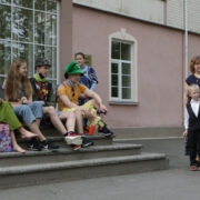 Emmaste kooli lõpetab tänavu viis noort, neile esinesid koolipere kõige nooremad.