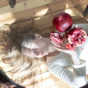 Näitleja Doris Tislar lavastuses "Teises toas"