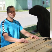 Janis Nurmsalu sel suvel kohviku Viiger juures koos viigerhülge kujuga.