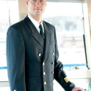 Sel 2013. aastal tehtud fotol on Janis Nurmsalu laeva kaptenisillas.