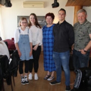 Esseekonkursi võitjad Susan Začek, Grete-Eliise Kubja, emakeeleõpetaja Tiiu Heldema, Matthias Tammekivi ja saare tuleviku pärast südant valutav ettevõtja Andrus Ilumets.