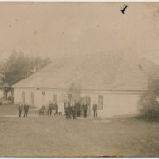 Kassari mõisa õuel asunud valitsejamaja oli aastal 1927 seltsimajaks, praegu on seal üks neljast Hiiumaa muuseumi filiaalist.