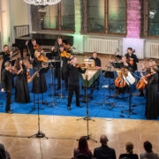 Tallinna Kammerorkester ja Taani dirigent-viiuldaja Peter Spissky peale Euroopa varajase muusika päeva kontserti 2019. aastal publiku tänu vastu võtmas.