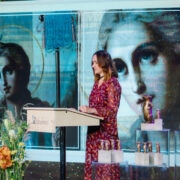 Aasta konserveerimistöö auhinna võttis vastu Maria
Lillepruun, ekraanil peaingel Gabrieli kujutis taastamata ja taastatud kujul.