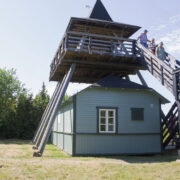 Laupäeval uudistasid Eestis ainukest omasugust linnuvaatlustorni Looduse Omnibussi matkajad.