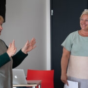 Uue turismiklastri juht Kristel Üksvärav ja aastaid Hiiumaa turismiliitu juhtinud Ly
Johansen.