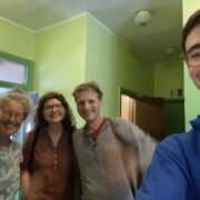 Bea, Kristel, Christian ja Keita söögipausilt Sõnajala sööklast tagasi õppima suundudes.