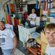 Jaaniraadio heatujuline tiim, vasakul Arno Kuusk, kelle taga peidus Taavi Juursalu, helipuldi taga Aaro Põder; paremal Tanel Lips.