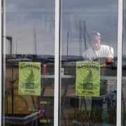 Jaaniraadio töötas sel aastal Kärdla sadamahoones, puldi taga on Tanel Lips.