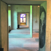 Läbi anfilaadi paistab Anu Raua vaip “Issaristike”.