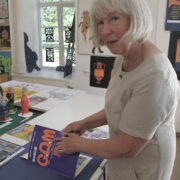 Eila Tõnisson esitleb Jaapani suursaatkonna koostatud bukletit, milles ka Emmaste kooli õpilaste tööd.