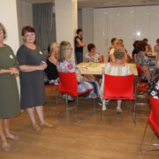 Maili Uibo esiplaanil vasakul) ja Lea Rand maaraamatukogude töötajate suveseminaril Kassari puhkekeskuses.