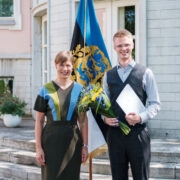 Kersti Kaljulaid ja Rasmus Puur preemia üleandmisel Kadriorus.