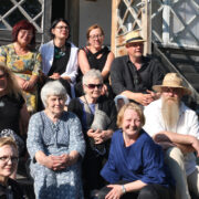 Tagareas (vasakult) Lylian Meister, Aet Ollisaar, Ülle Saatmäe, Tambet Pedak. Keskel (vasakult) Ülle Raadik, Anu Raud, Erika Pedak ja Valev Sein. Ees näituse kuraatorid klaasikunstnik Kalli Sein ja teatrikunstnik Maret Kukkur.