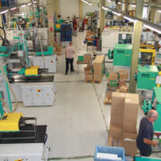 ASi M ja P Nurst plastitsehhis töötavad robotid, nende vahel käivad vajadusel ringi vaid meistrid.