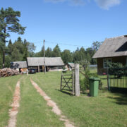 Urmas ja Katrin Liivi kodutalu asub plaanitava uuringuala lähinaabruses.