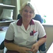 Hiiumaa haigla juhatuse liige Riina Tamm (pildil) korraldas oma puhkuseajast asju, et mobiilne ja eelregistreerimata vaktsineerimine Hiiumaal teoks saaks. Nüüd, kui vaktsiini-kiirabi saarel ringi sõitma hakkab, loodab ta rohket osavõttu, et kaitsesüsti saaksid kõik soovijad, kes seni sellest ilma jäänud.