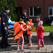 Pildil õpetavad politseinikud Tõnis Saarnak ja Vahur Pihlamägi, kuidas päästevesti selga panna.