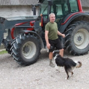 Bosse on väga rõõmus, kui pereisa Tiit Vannas heinatöölt koju jõuab.