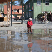 Purskkaevu juures võivad märjad kivid libedad olla, seepärast pole tark tegu sealt rattaga läbi sõita – võib kukkuda.