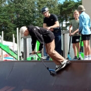 Deeno Lippand (kiivriga) koos trikisõiduhuviliste Hiiumaa noortega noortekeskuse rularambil.