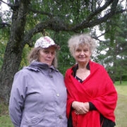 63 aastat tagasi 1. klassi pinginaabrid Suuremõisa koolis, Tiiu Alas (neiupõlves Maar) ja Liia Lüdig-Algvere.