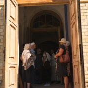 Inimesed Puski päeval, 8. augustil 2020 Puski kiriku uksel. Sisse veel ei saa, sest kirikusaalil pole põrandat ja seest on kirik veel taastamata.