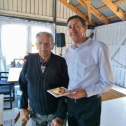 Pensionäride ühenduse aktiivne liige Lembit Sauer koos laulja Boris Lehtlaanega.