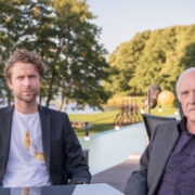 Taavi Stomma (paremal) ja juurdeehituse projekteerinud arhitekt Jaan Kuusemets võtsid istet uuel terrassil.