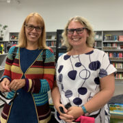 Kaks eestlast: Soome eestlane Piret Luukka ja Hiiumaa eestlane Annely Veevo Skanssi kaubanduskeskuses asuvas haruraamatukogus.