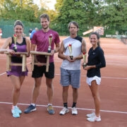 Hiiumaa lahtiste meistrivõistluste “maiuspala”, segapaarismängu võitjad Liisi Käär (nüüd uue perekonnanimega Maar) ja Leemet Käär (vasakul) ja teise koha omanikud Andres Tammeveski ja Kadri Räis.