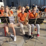 Noorteorkester annab järjekordse kontserdi Käina Tuuletorni juures.