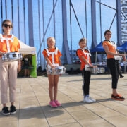 Noorteorkestri rivitrummarid Käinas Tuuletroni juures.