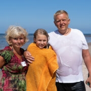 13aastane Käroli Mänd, tema isa Riho Mänd ja ema Anu Mänd Palli rannas.