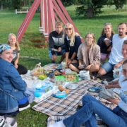 Piknikulised kaetud teki ääres, pildil vasakul on Mirjami vanaema Agnesa Saar.