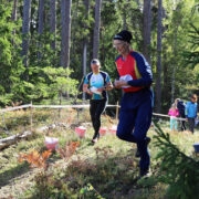 Rajale jooksevad Hiiumaa spordikooli direktor Elo Saue ja Hiiumaa orienteerumisspordile alusepanija Heino Mardiste.