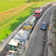 Esimene faas oli tee tsementeerimine, nüüd pannakse juba asfalti.