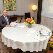 President Kersti Kaljulaid ja valitud president Alar Karis lõunalauas.