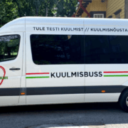 Kirjad Kuulmisbussi külgedel annavad teada, mis bussiga tegu.