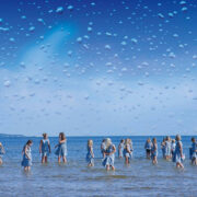 Kärdla kooli koorilauljad peadpidi vihmas ja jalgupidi meres…