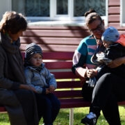 Tänupingil istuvad Tõnismaade tütar Helgi Põllo, tütretütar Helen ja tema lapsed.