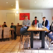 Pildile on jäänud osa kohtumisel osalenutest (vasakult) Ain Veide, Tiit ja Enn Randmaa, Ave Männik, Ilme Treisalt. Laua taga ministri nõunik Helmuth Martin Reisner, vallavanema asendaja Hergo Tasuja, Risto Kaljurand, Andres Sutt ja avaliku kohtumise korraldanud riigikogu liige Aivar Viidik.