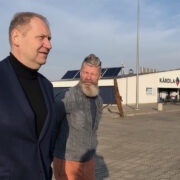 Maaeluminister Urmas Kruuse ja riigikogu liige Aivar Viidik Kärdla sadamas.