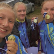 Ülekaalukad Eesti meistrid teateorienteerumises Maria Eller, Herta Kesküla ja Helisa Tartu.